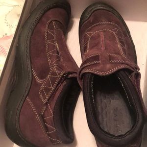 New women’s Privo by Clark’s Ryegrass eggplant clogs 7.5 M Retired